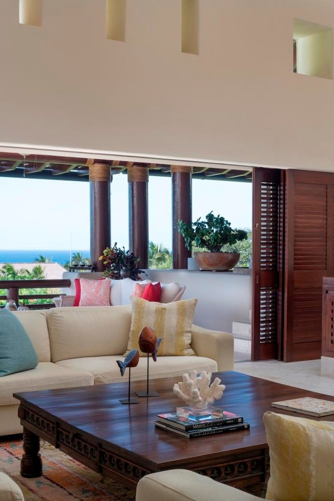 Staffed Ocean View Villa w Four Seasons Amenities