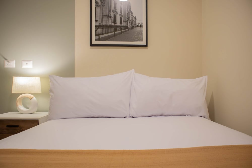 w Modern 2BR w Scenic Balcony Close to Kennedy Park