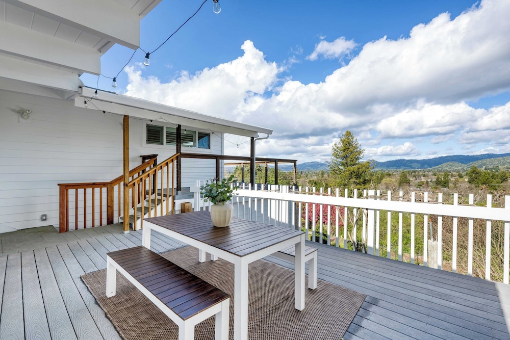 Modern Sonoma Stay w/ Spacious Deck, Views & Prime Location Bennett