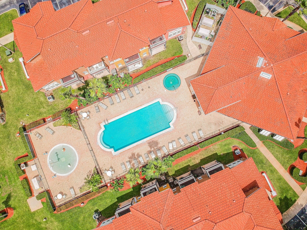 Carpet-free 4BR w/ Pool, 2 Master Bds, Near Disney