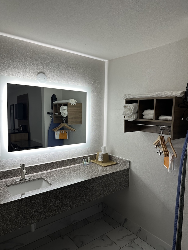 Monroe Vacations - Quality Inn - Property Image 36
