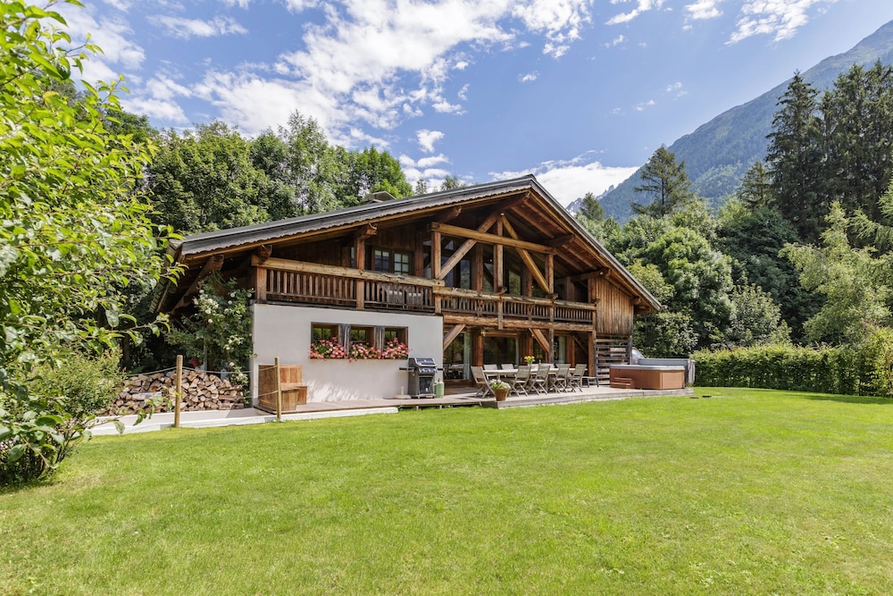 Magnificent Chalet Valhalla 5 Central Chamonix