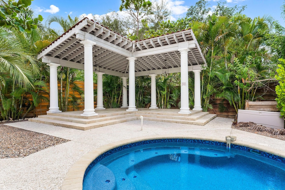Crescent Street Villas By Beachside Mgt