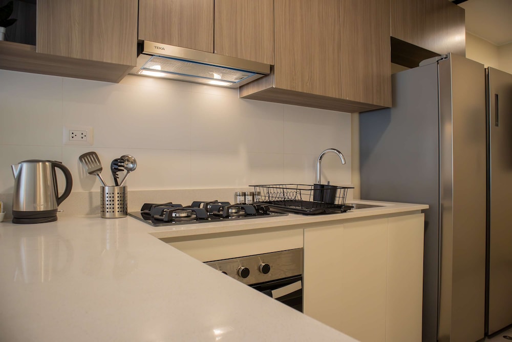 w Striking 1BR w Perfect Balcony Near Kennedy Park