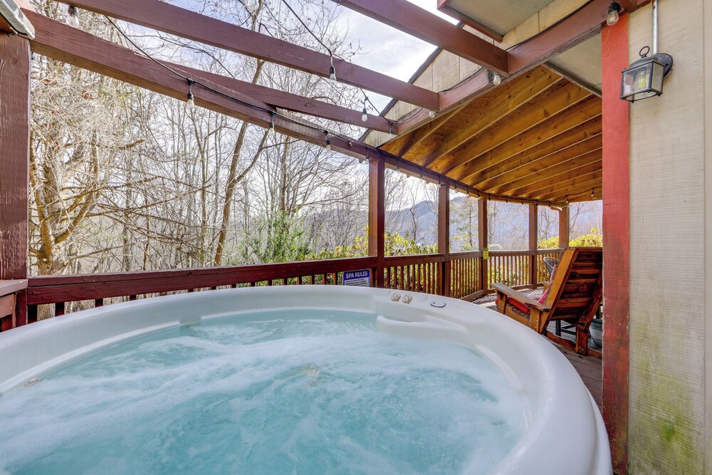 Walk to Golf Course, Mtn-view Maggie Valley Duplex