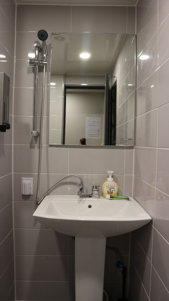 Zzzip Guest House - Hostel
