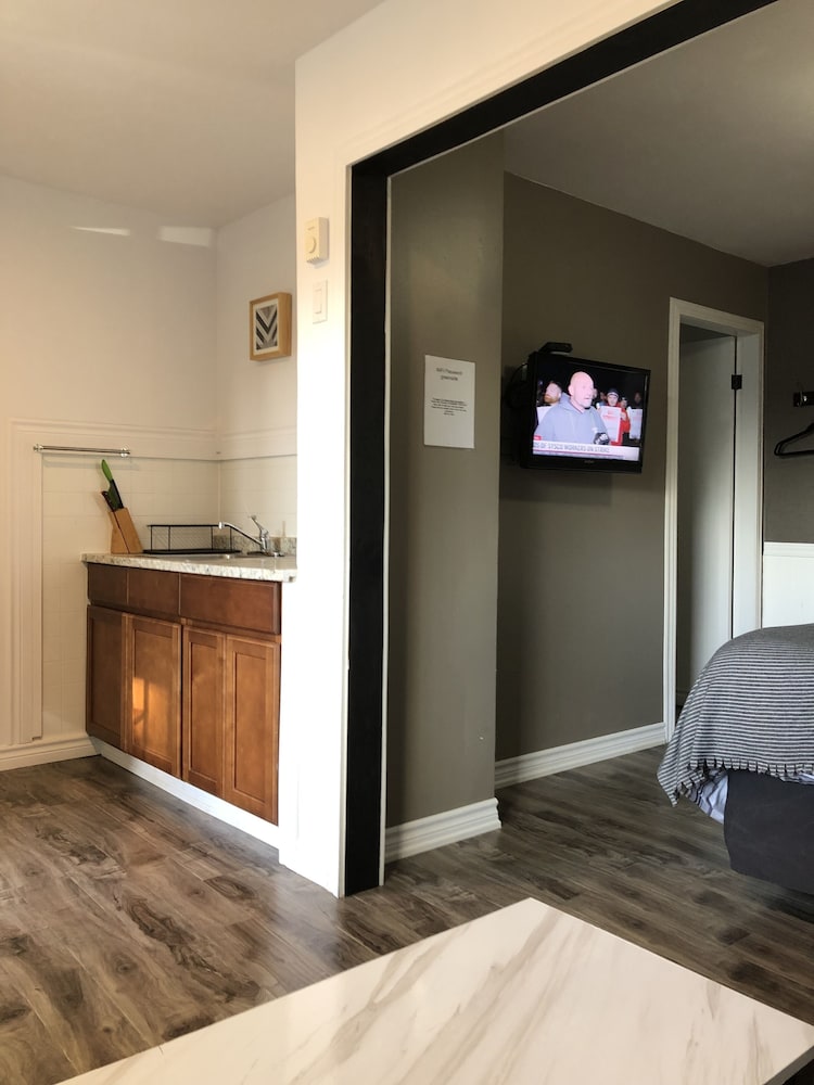 Greenside motel