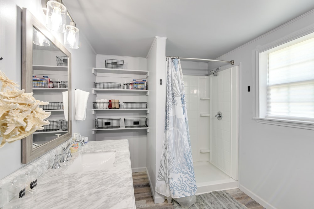 2 Mi to Public Beach: Pet-friendly Freeport Home!