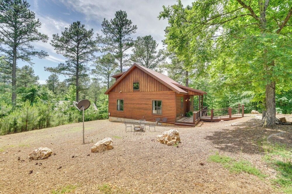 Cabin w/ Hot Tub & Deck: 5 Mi to Broken Bow Lake view 4