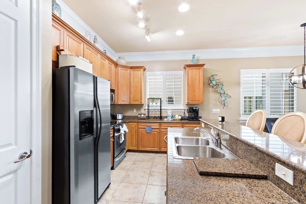 Luxury 3 Bed 3 Bath Resort Beaches Pool Golf
