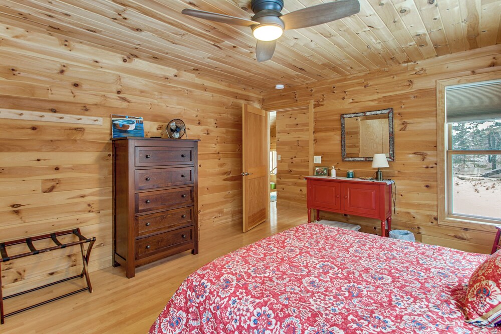 Dock & Foosball: Esquagama Lake Family Cabin