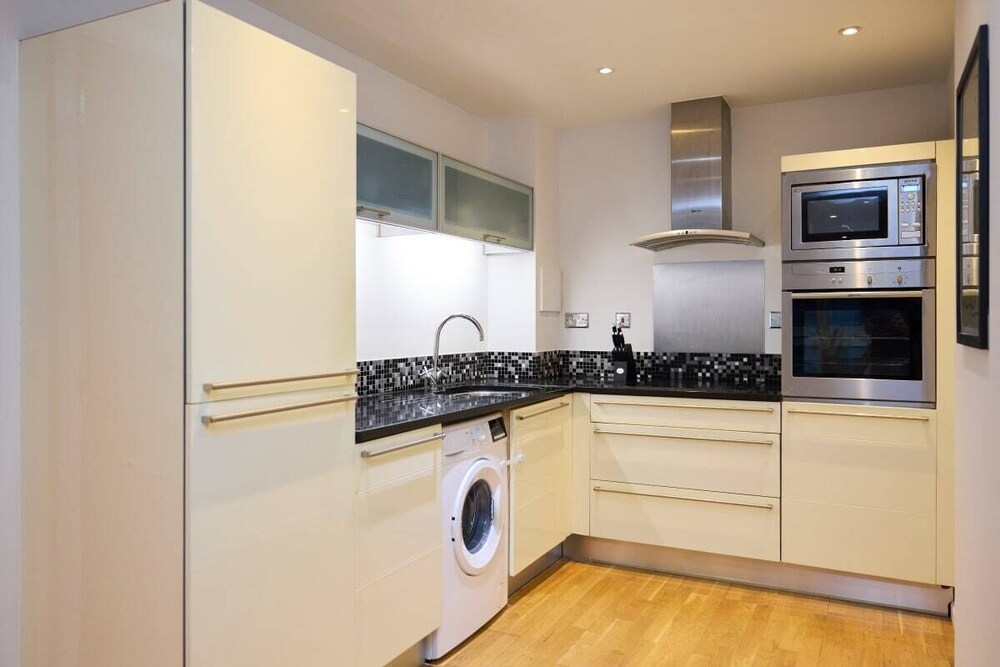 The Millharbour Retreat - Elegant 1bdr Flat With Balconies
