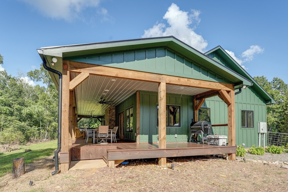 400 Acres on Lavender Mtn: Getaway w/ Hot Tub!