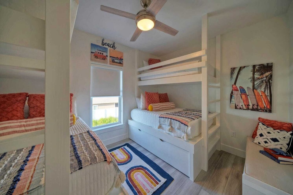 Sleeps 24 2 Homes, Walk to the Beach, Private Pools, Fire Pit, Modern Design