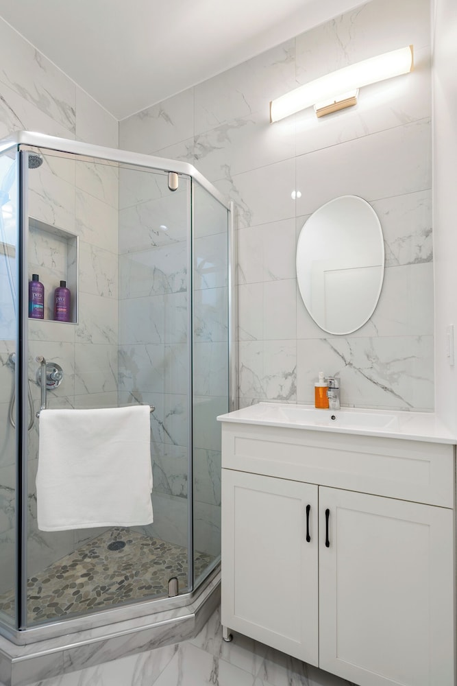 Modern 2Bed 2Bath & parking in Excelsior