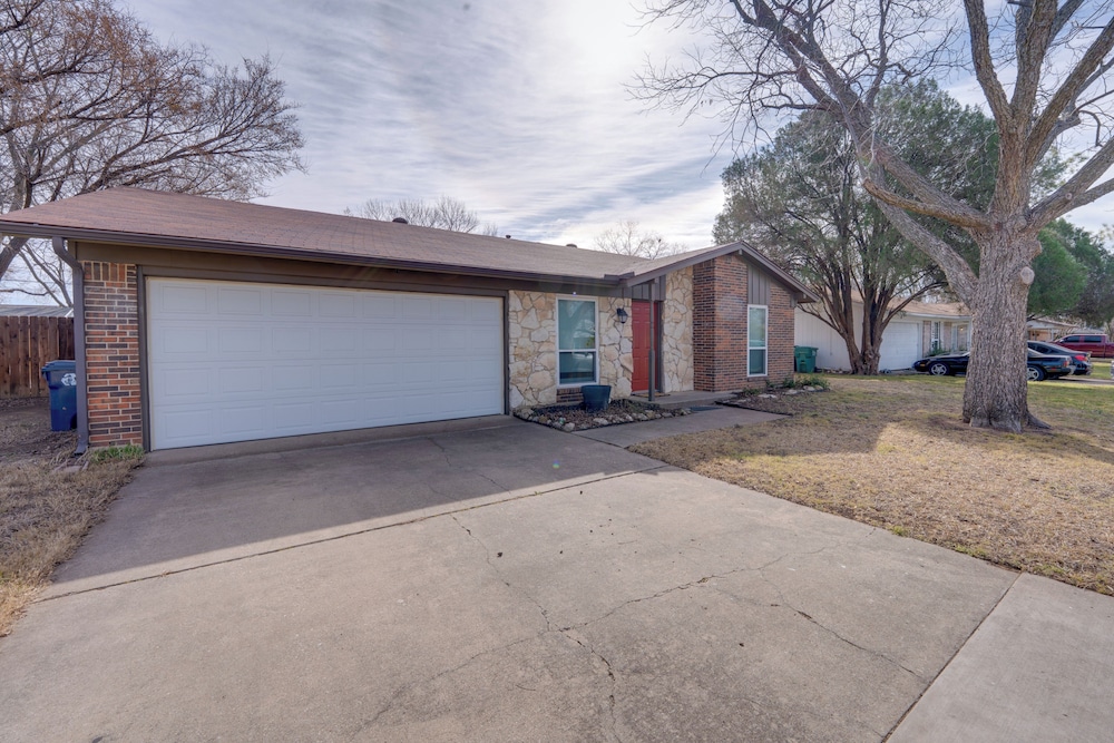 3 Mi to Dtwn Denton: Getaway w/ Furnished Patio!