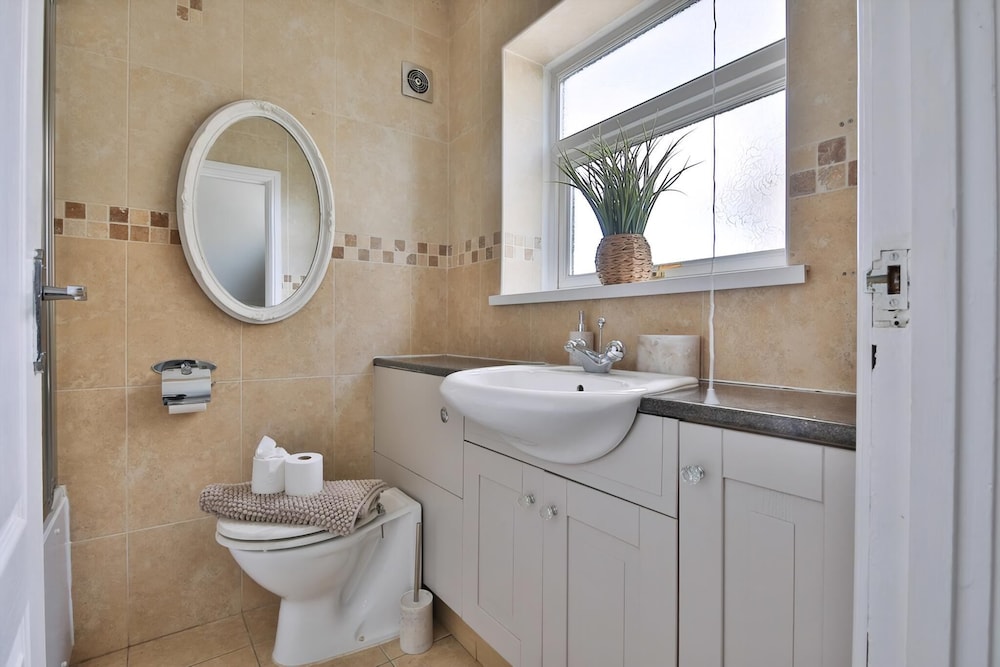Spacious 3 Bed Home With Pool Table