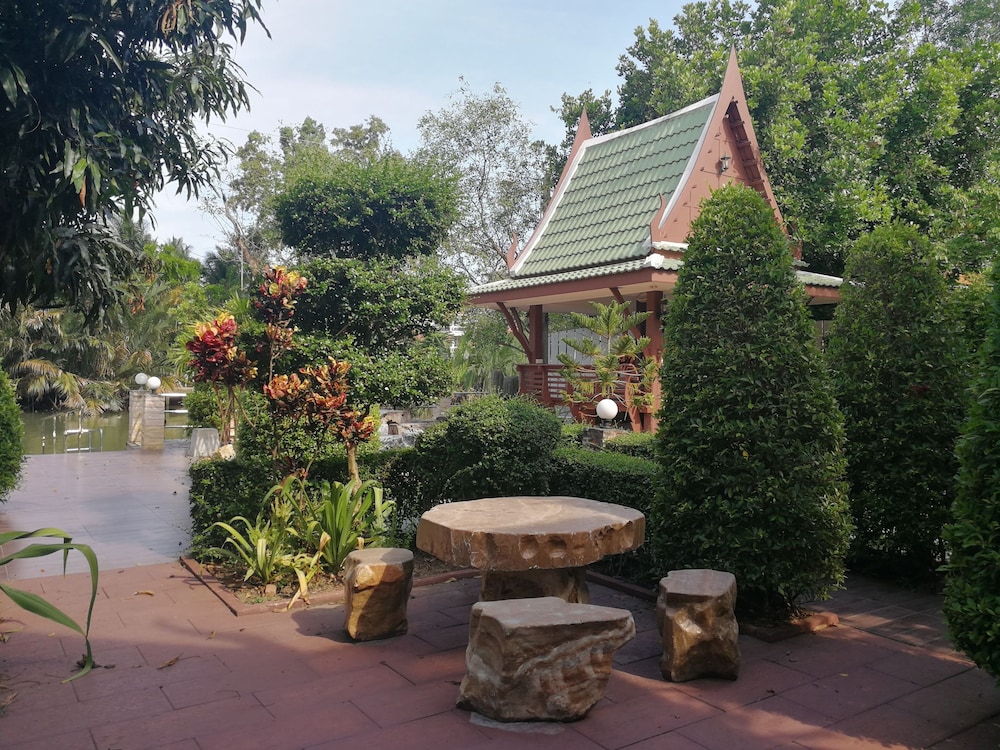 Kumkhumsriwangchai Amphawa