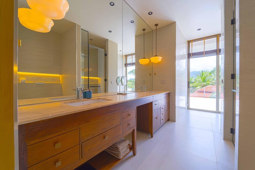 Ultra-Modern 6-Bedroom in GolfCourse PH6