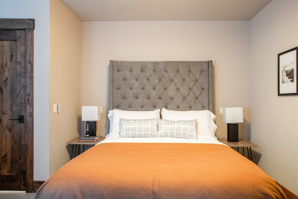 Apex by Avantstay Cozy Expansive Mountain Home Close to the Slopes w/ Hot Tub! view 3