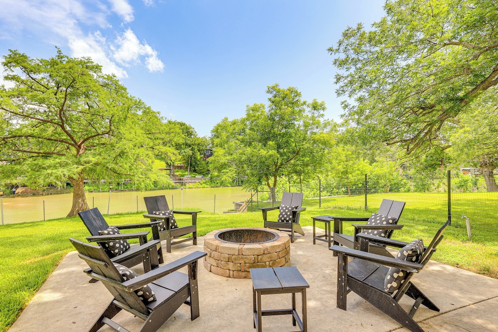 Mod on the Guad Home w/ Lake Mcqueeney Views!
