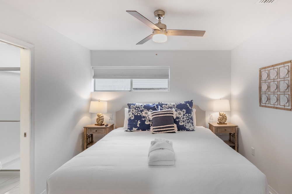Destin Dolphin by Avantstay 2 Mins Walk To Beach w Pool Large Outdoor Entertaining Area