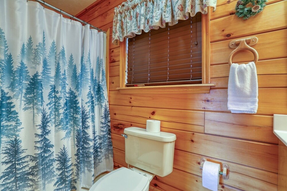 An Amazing View - 4 Bedrooms, 3.5 Baths, Sleeps 10 Cabin by RedAwning