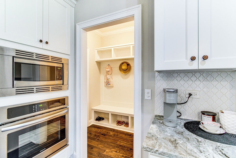 4 Mi to Dtwn: Stylish Home w/ Large Yard in Dothan