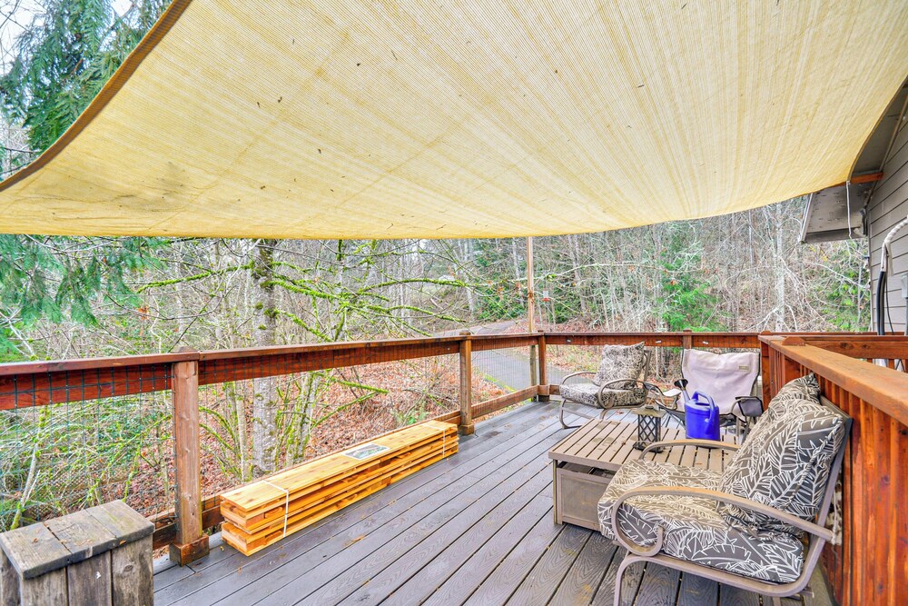 4 Mi to Sandy River Access: Studio w/ Mtn Views!