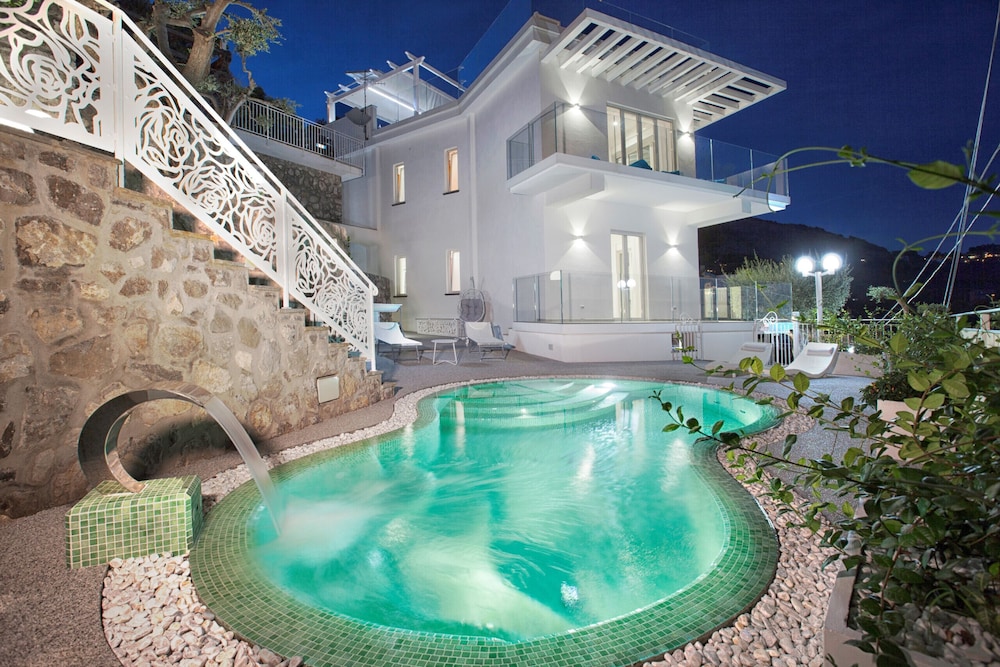 Villa By The Beach With Sea-View And Luxury Amenities