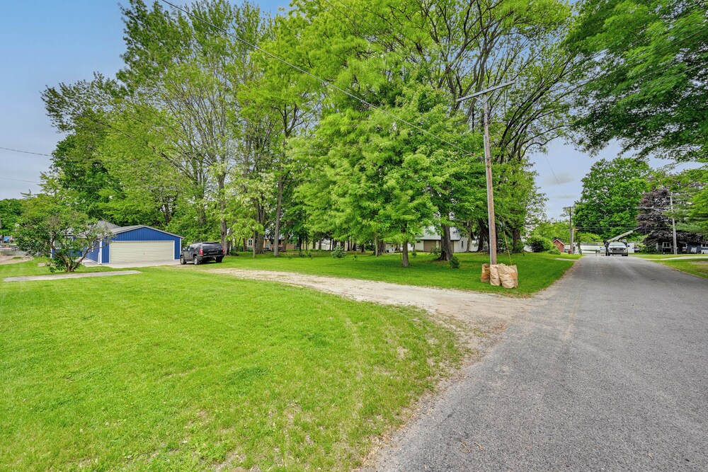 Lakefront Getaway w/ Private Dock in Colon!