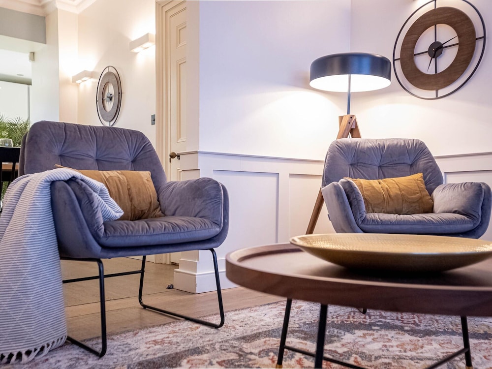 Liverpool St Three Bedroom Home Near Tube Station
