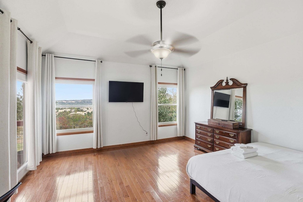 4br Leander Retreat With Hot Tub & Views 4 Bedroom Home