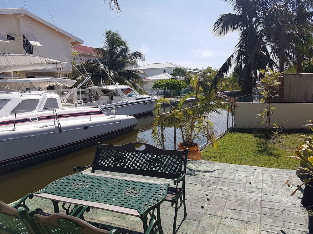 Modern 1 Bed Apartment in Belize City