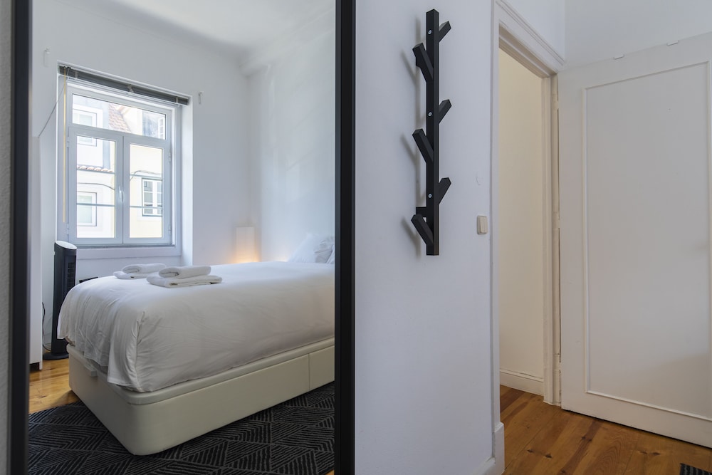 Sunny & Quiet Lisbon Apartment view 3