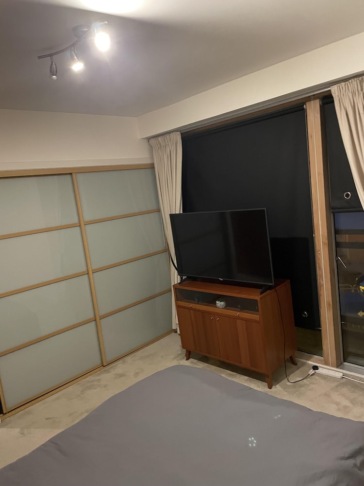 Stunning 4-bed Apartment in Glasgow West end view 5