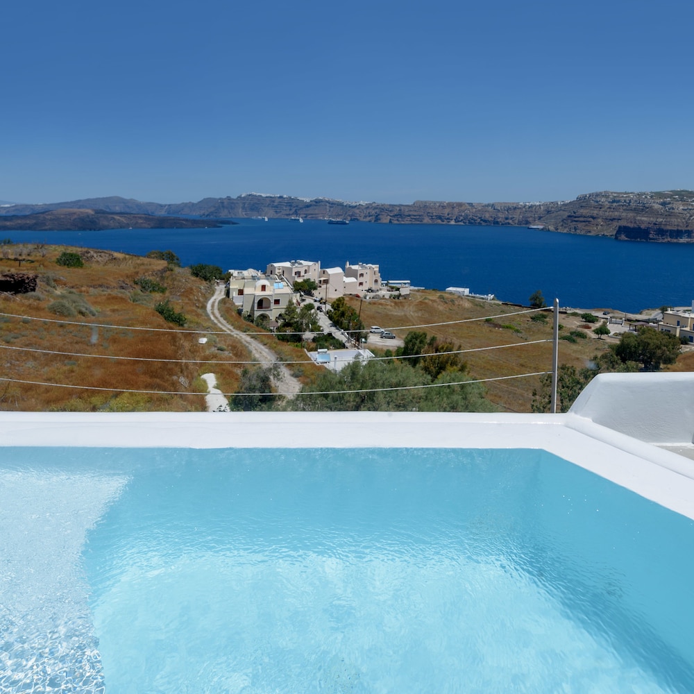 Earino Suites & Villas