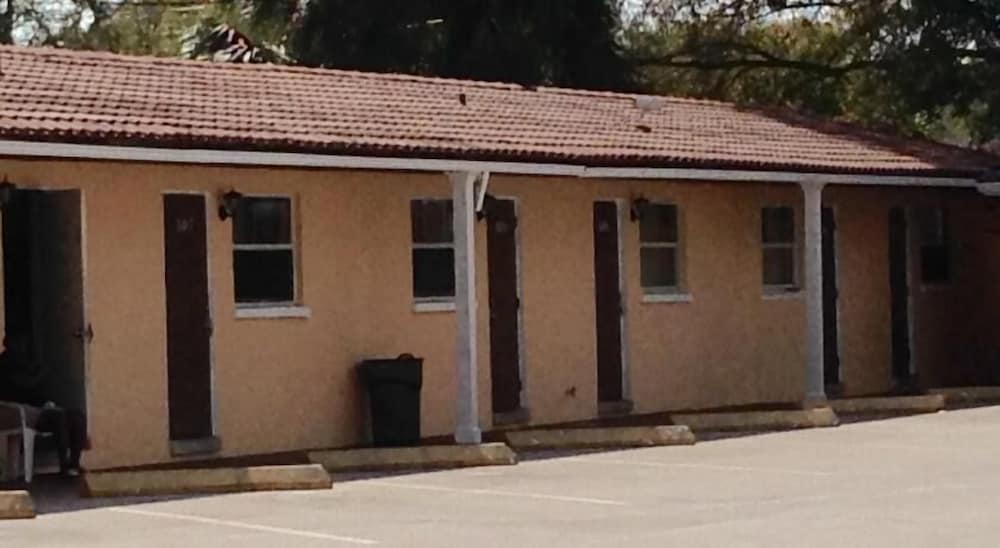 Hotel Cadillac Motel - Image 1