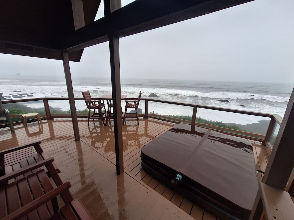 Luxurious Oceanfront Cabin 7 Getaway w Hot Tub