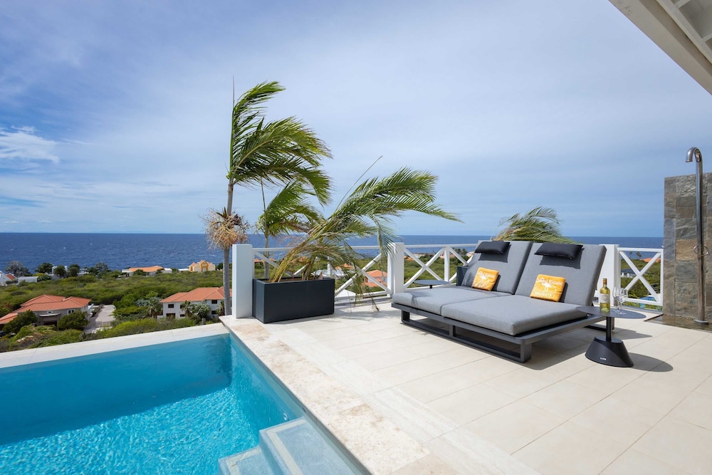 Villa Azure Vista 6BR Luxury Stay w 2 Pools