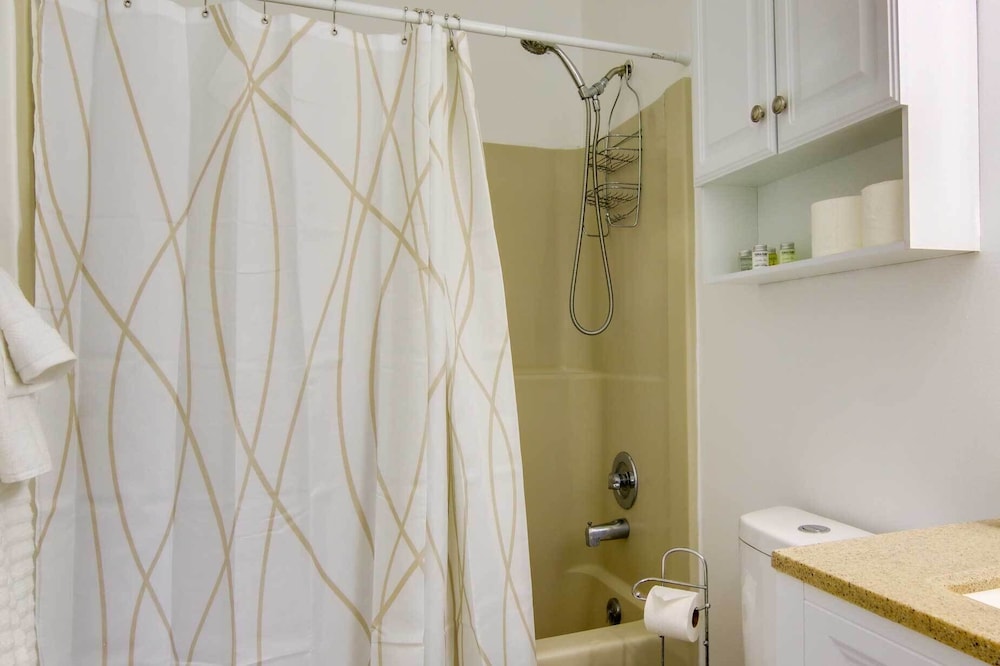 Cozy Ocean City Retreat: Walk to Beach! view 5