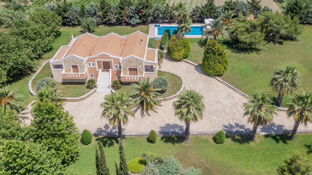 Leone Luxury Villas