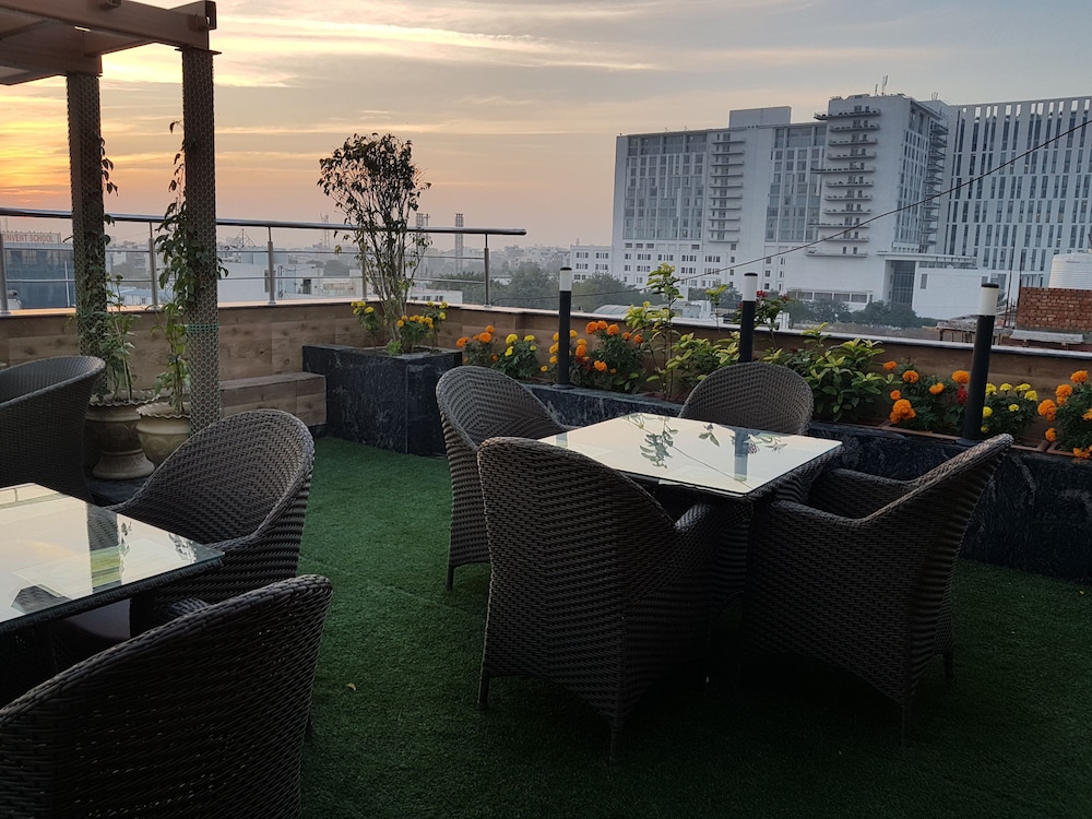 HOTEL PLATINUM PALACE NEAR MEDANTA HOSPITAL SECTOR 38