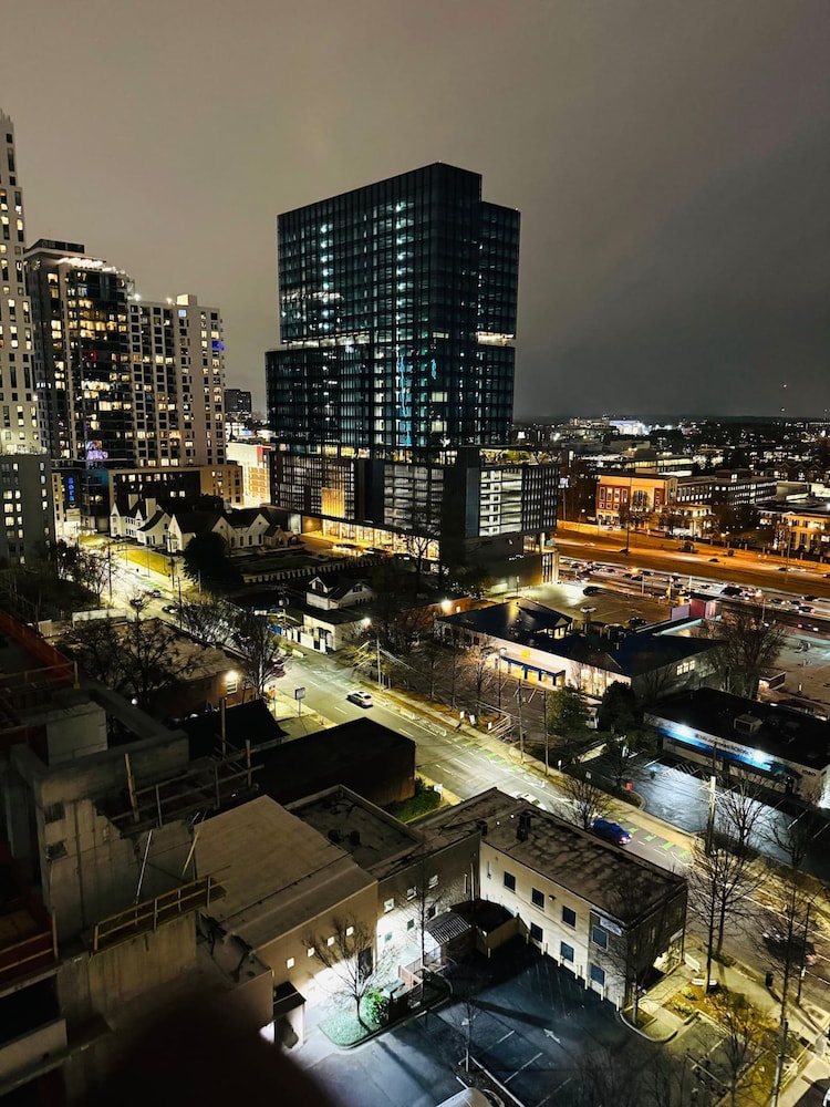Highrise Balcony Rooftop Pool Gym Free Parking