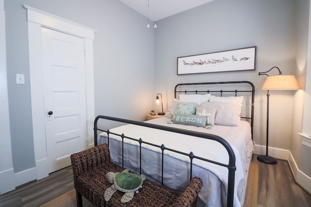 Vibrant Bungalow 2 Minutes to the Beach