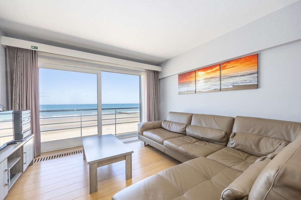 Charming Apartment With sea View and Parking Space