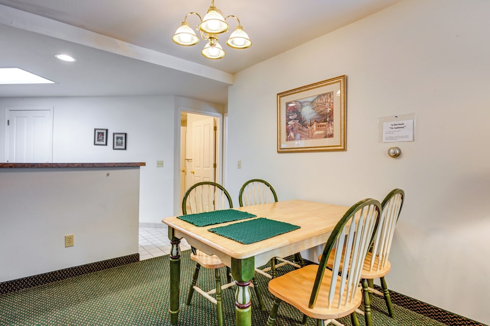 Pigeon Vacation Rental w/ Community Hot Tub! view 4