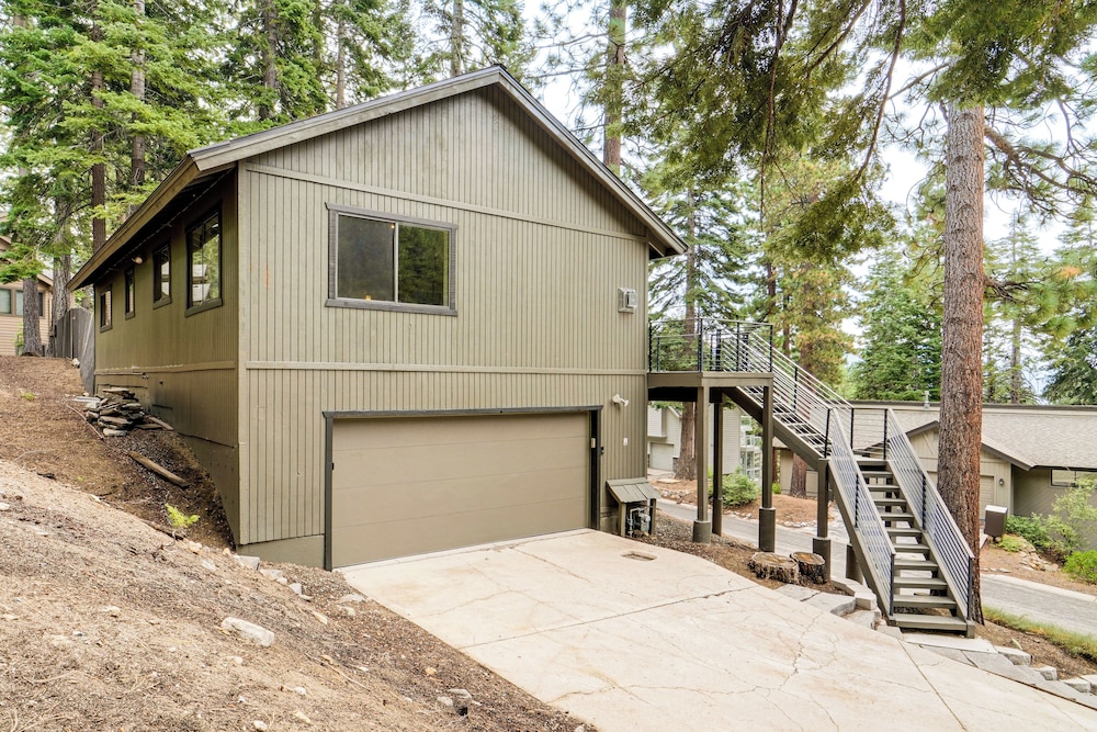 3 Mi to Diamond Peak: Mtn-view Home w/ Fireplace