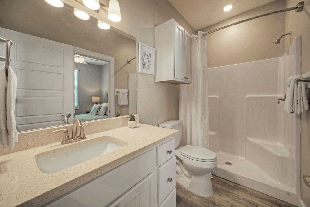 Sleeps 33! 4 Condos, Walk to the Beach, Resort-style Pool, Endless Summer Resort