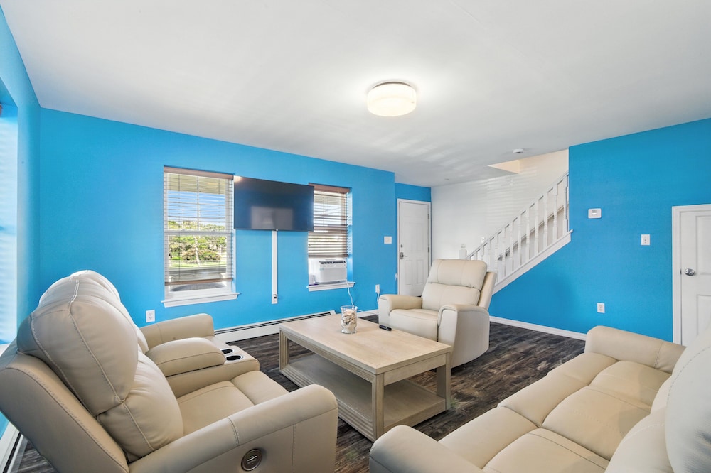 Stylish 3br Retreat Walk To Beach & Boardwalk 3 Bedroom Home